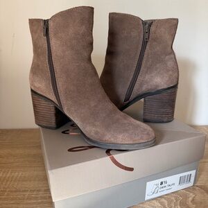 Crown Vintage Suede Dark Taupe Heeled Ankle Boots Size 8.5